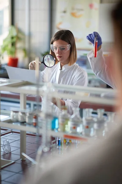 Lab Technicus Werkt Het Lab Met Vergrootglas — Stockfoto