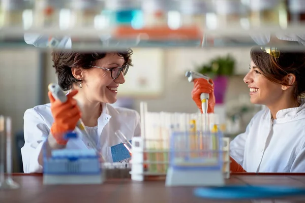 Travailleuses Souriantes Travaillant Laboratoire — Photo