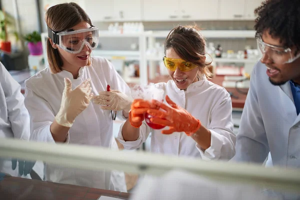 Młodzi Podekscytowani Studenci Chemii Miłej Atmosferze Laboratorium Oszołomieni Reakcją Chemiczną — Zdjęcie stockowe