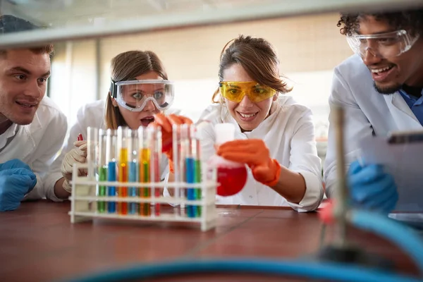 Νέοι Ενθουσιασμένοι Μαθητές Χημείας Μια Χαλαρή Ατμόσφαιρα Ένα Εργαστήριο Αναισθητοποιούνται — Φωτογραφία Αρχείου