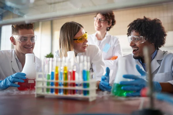 Jóvenes Estudiantes Química Que Divierten Ambiente Laboratorio Estéril Mientras Trabajan — Foto de Stock