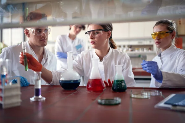 Los Jóvenes Estudiantes Química Centran Mientras Manejan Productos Químicos Peligrosos — Foto de Stock