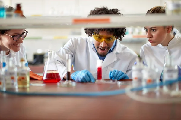 Travailleurs Laboratoire Satisfaits Regardant Réaction Chimique Dans Verrerie — Photo