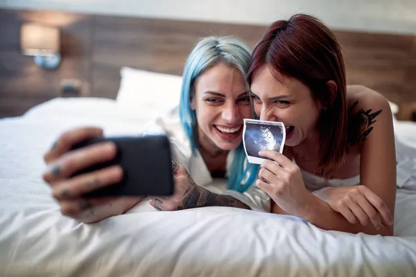 Joyful Lesbian Couple Announcing Pregnancy Test Results Together — Stock Photo, Image