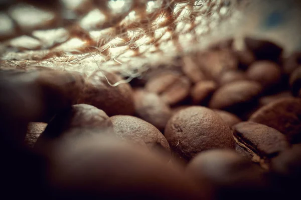 Una Vista Dentro Bolsa Granos Café Tostados Fragantes Aromáticos Café —  Fotos de Stock