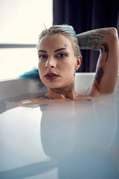女人正在浴缸里放松和洗澡 — 图库照片
