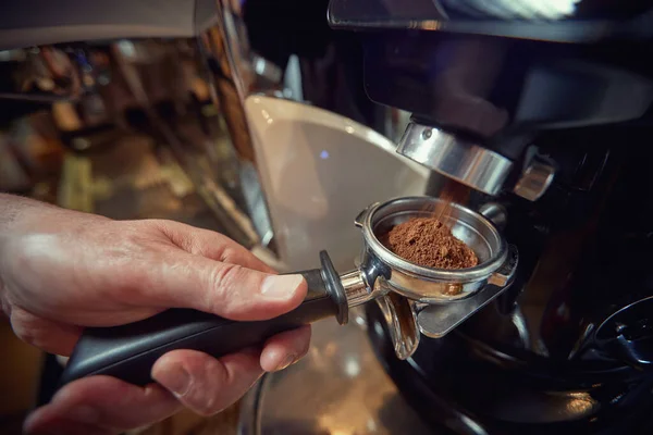 Een Maat Van Geurige Aromatische Gemalen Koffie Genomen Het Handvat — Stockfoto