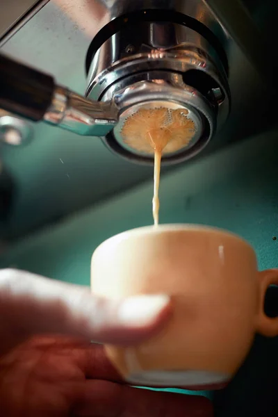 Egy Aromás Illatos Eszpresszó Ital Ömlik Egy Csészébe Készülékben Kávé — Stock Fotó