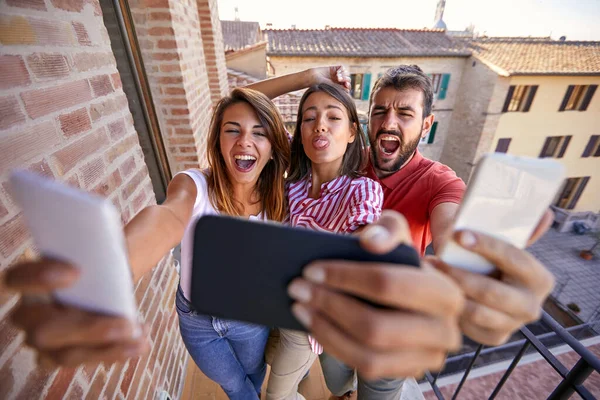 Ομάδα Νέων Που Βγάζουν Αστείες Selfie Μαζί — Φωτογραφία Αρχείου