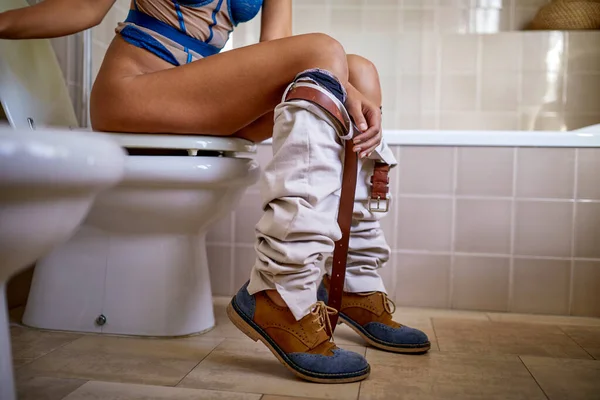 Jonge Vrouw Met Constipatie Problemen Het Toilet — Stockfoto