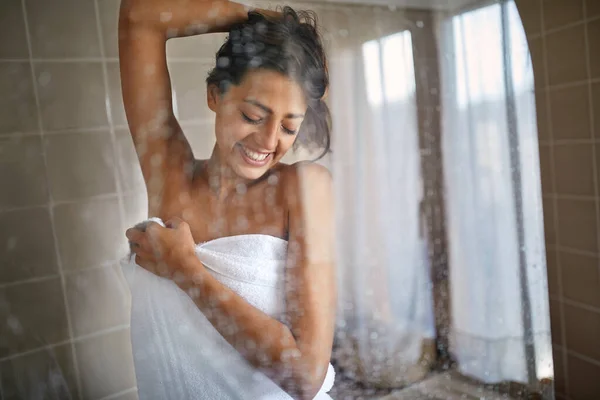 Jonge Vrouw Het Nemen Van Douche Douchecabine — Stockfoto