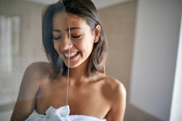 Een Jong Verlegen Sexy Meisje Poseren Een Warme Douche Een — Stockfoto