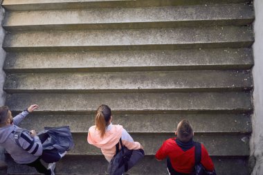 Antrenmana birlikte giden bir grup sporcu.