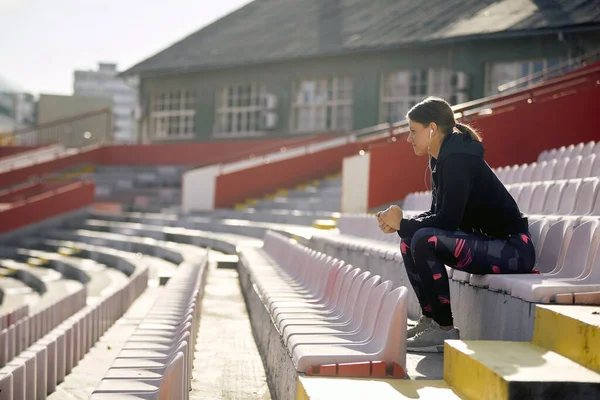 Вид Сбоку Привлекательной Молодой Белой Женщины Сидящей Стадионе Глядя Расстояние — стоковое фото