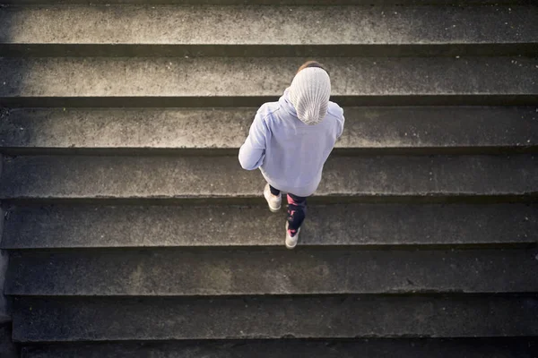 Plan Une Jeune Fille Haut Faisant Jogging Dans Les Escaliers — Photo