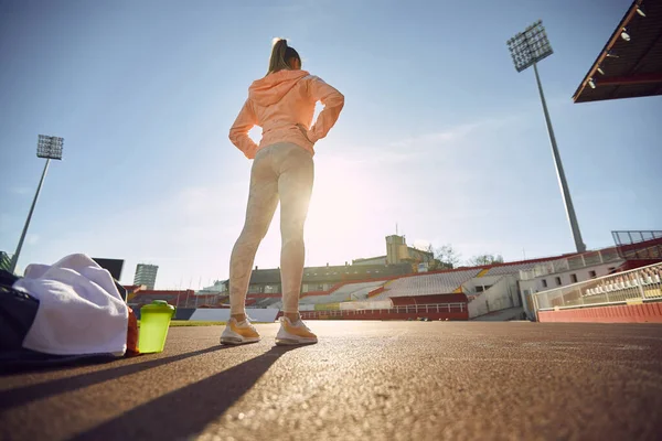 Молодая Женщина Готовится Гонке Стадионе — стоковое фото