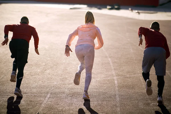 Group Young Athletes Practising Low Start Race Track Training Beautiful — Stock Photo, Image