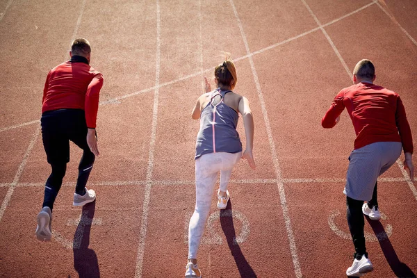 Skupina Mladých Sportovců Krásného Dne Stadionu Závodí Atletickém Tréninku Sport — Stock fotografie