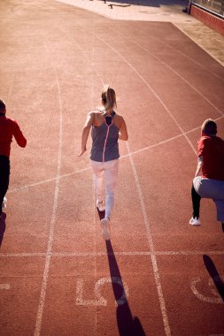 Stadyumdaki güzel bir günde yarış pistinde atletizm eğitimi. Spor, atletizm, sporcular