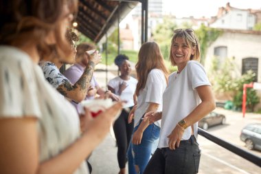 Bir grup genç işçi birlikte ara veriyor.