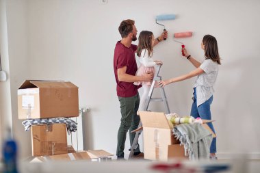 Kafkas ailesi duvarları birlikte boyuyor, ev kavramını yeniden şekillendiriyor.