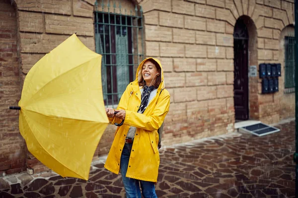 Junge Lächelnde Frau Mit Regenschirm Geht Regen Spazieren — Stockfoto