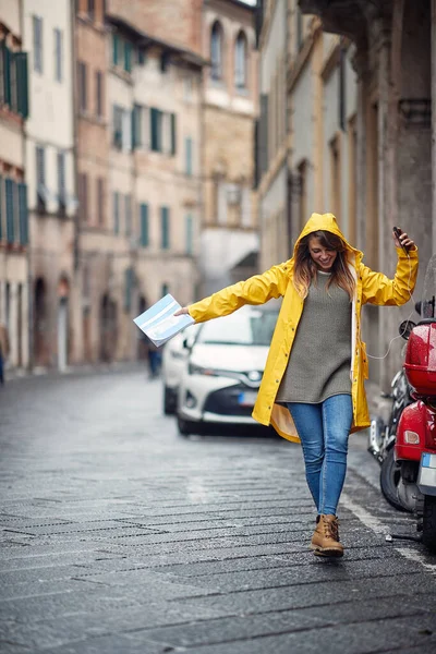Glad Kaukasiska Kvinna Njuter Regnig Dag Staden Regnet Konceptet — Stockfoto