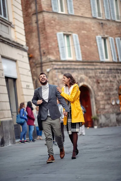 Mutlu Çift Şehirde Birlikte Yürümekten Zevk Alıyor — Stok fotoğraf