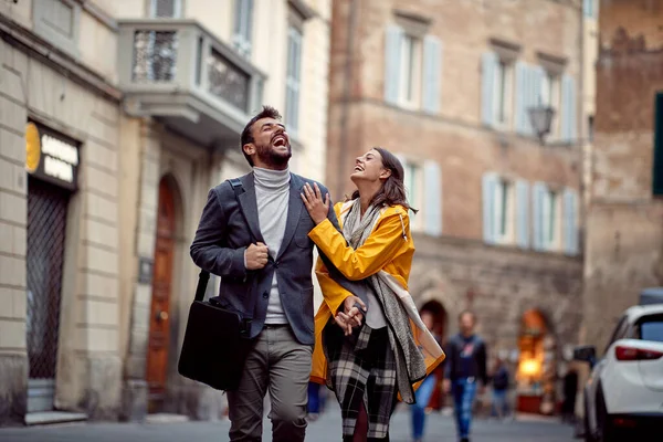 Glückliches Kaukasisches Paar Genießt Den Gemeinsamen Spaziergang Der Stadt — Stockfoto