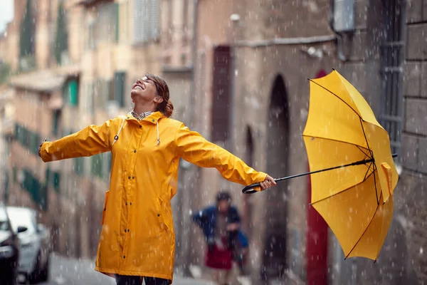 Heureuse Femme Caucasienne Profitant Jour Pluie Dans Ville — Photo