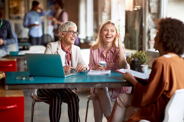 Grupp Människor Som Skrattar Jobbet Affärsmöte Förhandlingar — Stockfoto