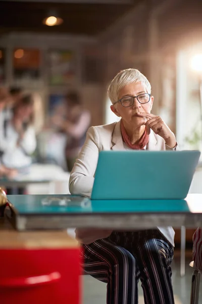 Äldre Kvinnlig Anställd Omtänksam När Arbetar Laptop Trevlig Atmosfär Kontoret — Stockfoto