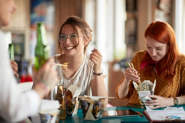 Gruppo Giovani Dipendenti Che Mangiano Insieme Ufficio — Foto Stock