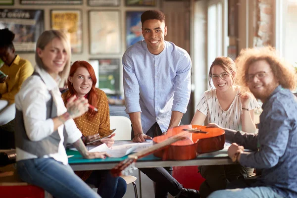 Gruppo Giovani Creativi Una Piacevole Atmosfera Ufficio Stanno Posando Una — Foto Stock