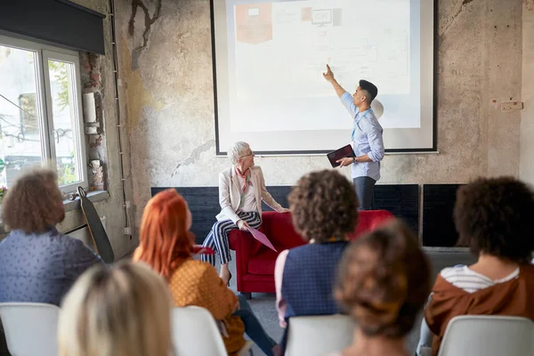 Ung Man Håller Presentation För Sina Kollegor Trevlig Atmosfär Kontoret — Stockfoto