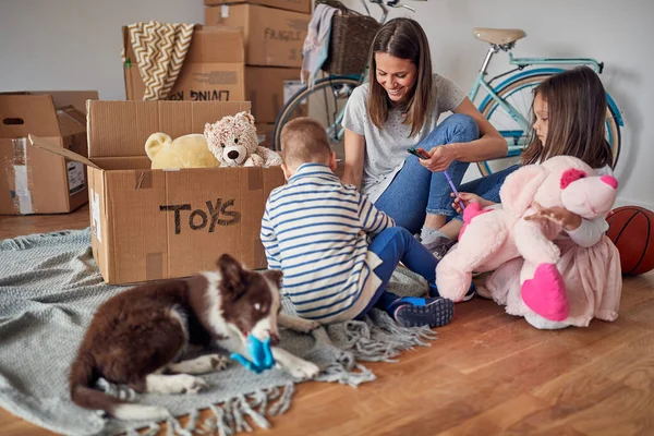 Jong Mam Genieten Van Uitpakken Dingen Uit Dozen Nieuw Appartement — Stockfoto