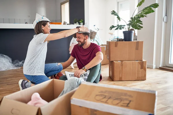 Unga Kaukasiska Par Har Kul Helt Lägenhet Förbereder Sig För — Stockfoto