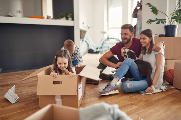 Familie Wohnzimmer Haben Einen Spaß Verbringen Zeit Neuen Home Adorable — Stockfoto