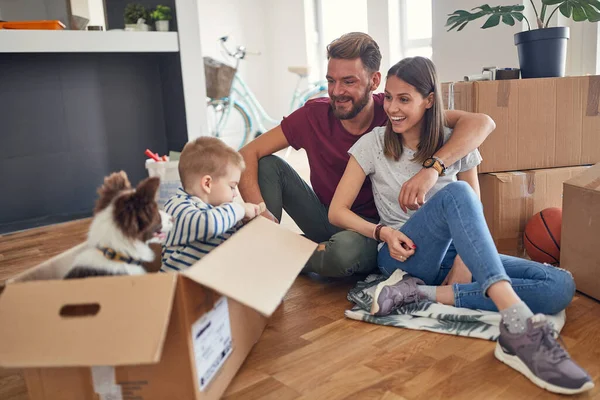 Familie Wohnzimmer Haben Spaß Zeit Neuen Zuhause Verbringen Verspielt Lachender — Stockfoto