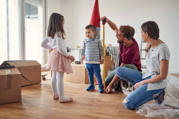 Vacker Ung Kaukasisk Familj Att Kul Spela Lägenhet Fortfarande Uppackad — Stockfoto