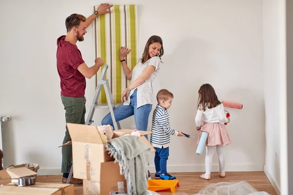 Ung Familj Glad Atmosfär Målar Och Dekorerar Sitt Nya Hem — Stockfoto