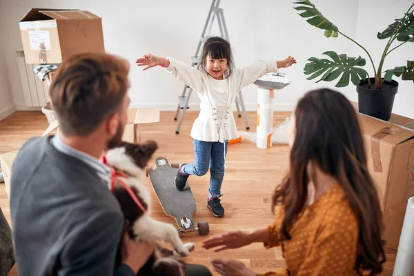新しい家で家族と一緒に移動する小さな日本のかわいい女の子 — ストック写真