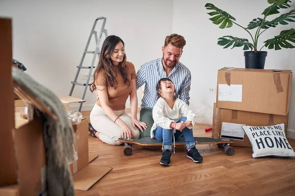 Happy Playful Mixed Family Moving New Apartment Playing Together — Stock Photo, Image