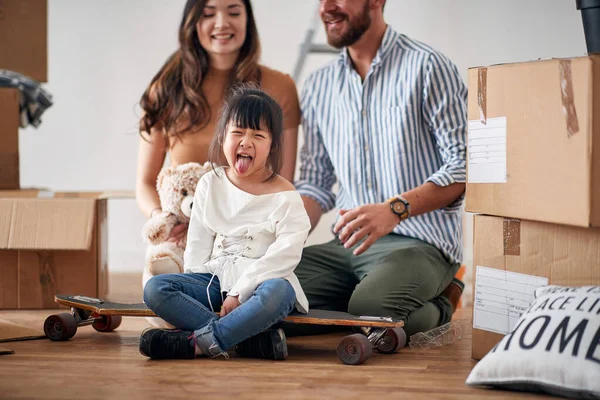 Glückliches Mädchen Zieht Mit Gemischter Familie Neue Wohnung — Stockfoto