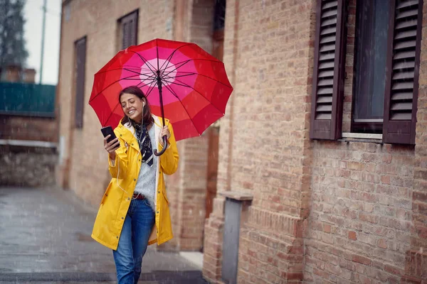 都会で雨の日を楽しむ喜びの白人女性 — ストック写真
