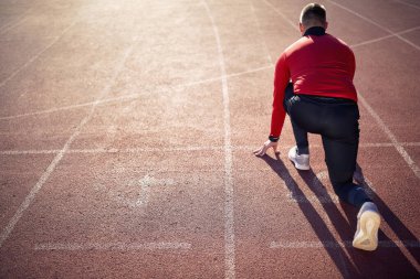 Profesyonel atlet stadyumda antrenman yapıyor.
