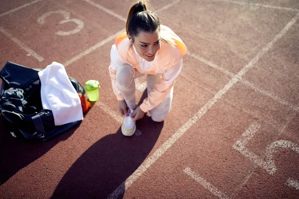 Młode Kobiety Trening Sportowca Wyścigu Stadionie — Zdjęcie stockowe