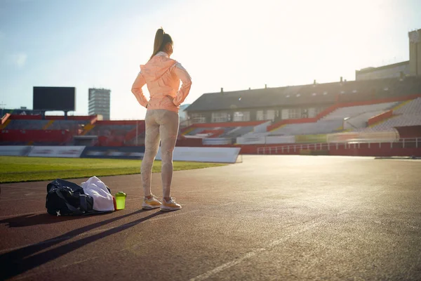 Kaukasische Jonge Vrouw Staat Atletische Baan Met Handen Heupen Voor — Stockfoto