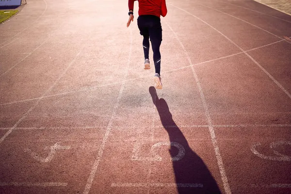 Giovane Atleta Sta Correndo Durante Allenamento Pista Una Bella Giornata — Foto Stock