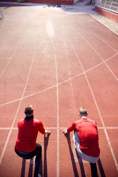 Twee Mannen Aan Startlijn Van Atletiekbaan Klaar Race Starten Conceptueel — Stockfoto